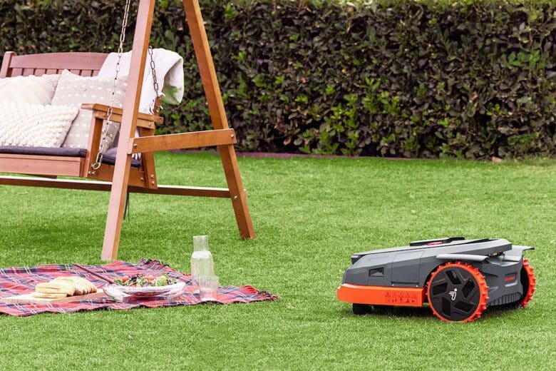 Un robot tondeuse s'occupe de jardin.