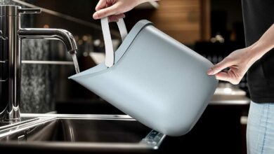 Un seau d'eau avec un rebord.