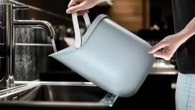 Un seau d'eau avec un rebord.