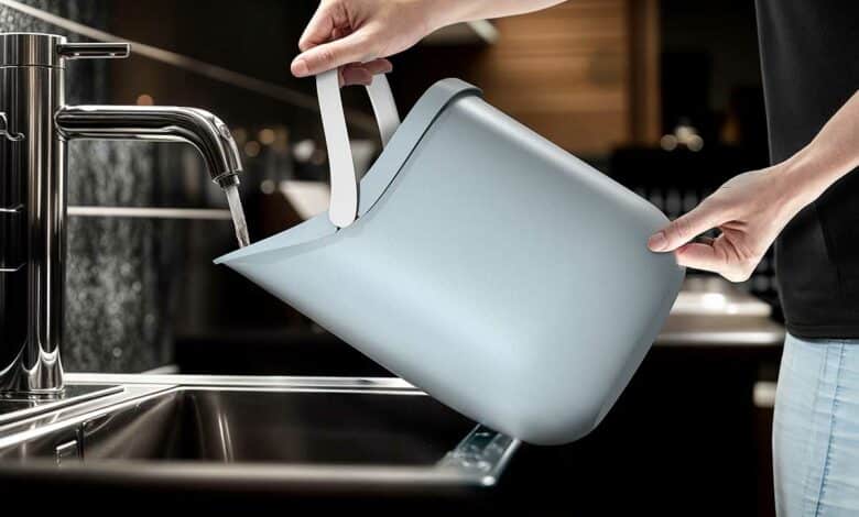 Un seau d'eau avec un rebord.