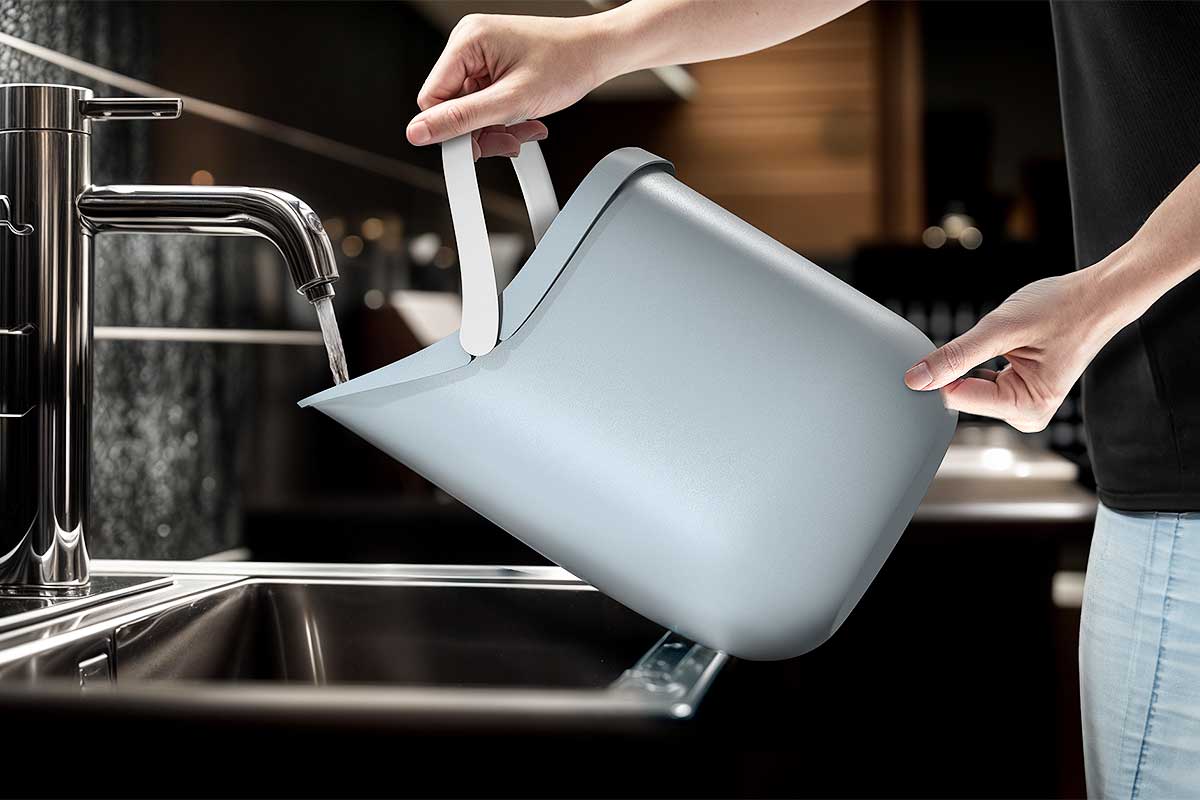Un seau d'eau avec un rebord.
