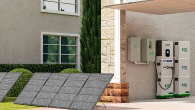 Une installation photovoltaïque couplée à une batterie résidentielle.