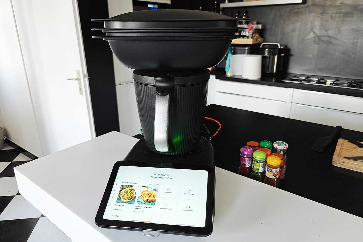 Un Thermomix TM7 sur le plan de travail.