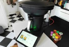 Après un lancement semé d'embuches, le Thermomix TM7 dispose à nouveau de son accessoire fétiche (en option) le découpe minute et les délais d'attente ont été réduits.