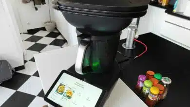 Après un lancement semé d'embuches, le Thermomix TM7 dispose à nouveau de son accessoire fétiche (en option) le découpe minute et les délais d'attente ont été réduits.