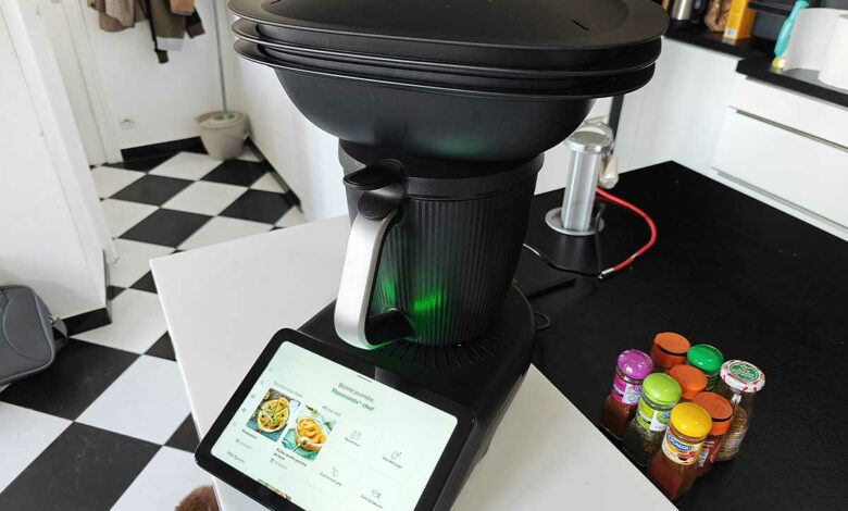 Après un lancement semé d'embuches, le Thermomix TM7 dispose à nouveau de son accessoire fétiche (en option) le découpe minute et les délais d'attente ont été réduits.
