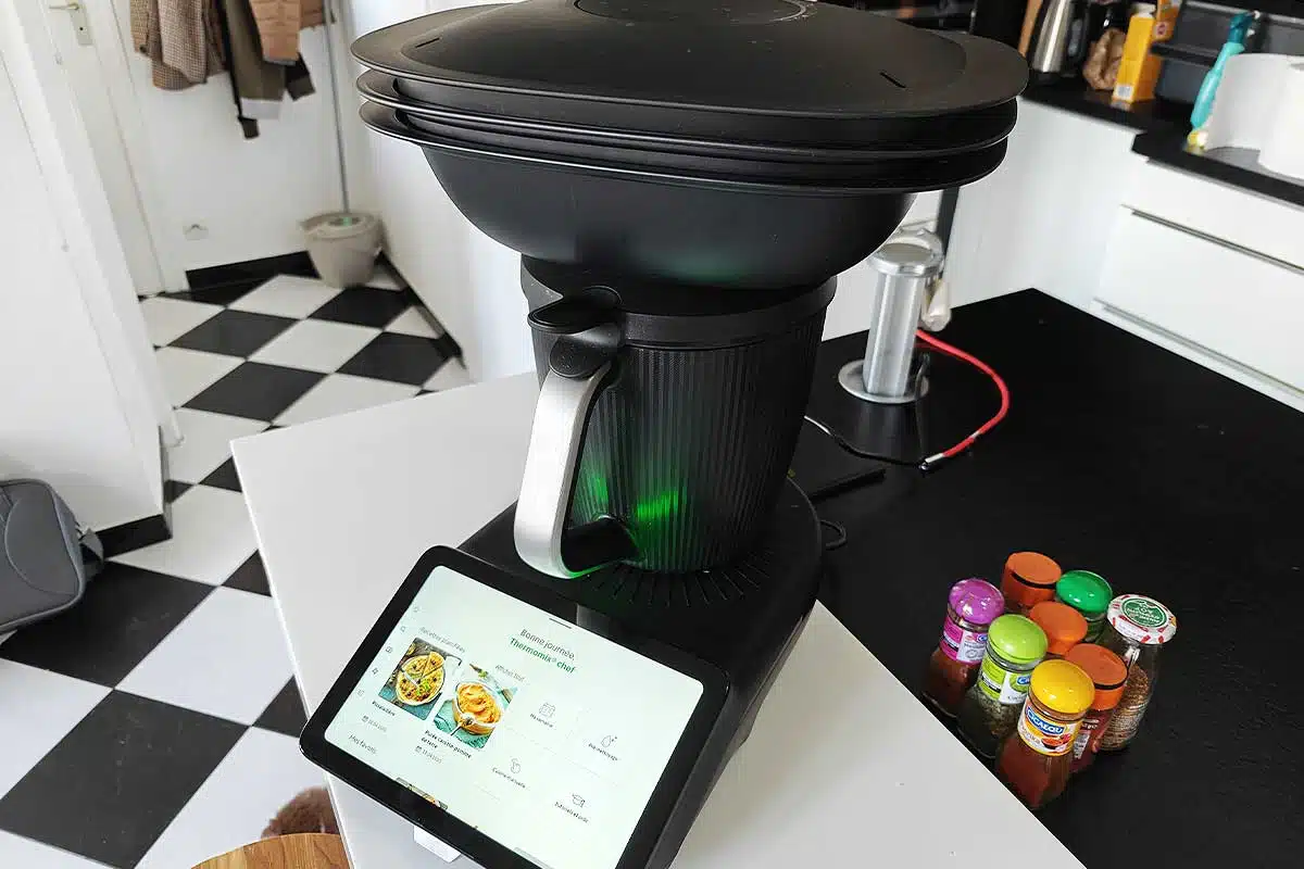 Après un lancement semé d'embuches, le Thermomix TM7 dispose à nouveau de son accessoire fétiche (en option) le découpe minute et les délais d'attente ont été réduits.