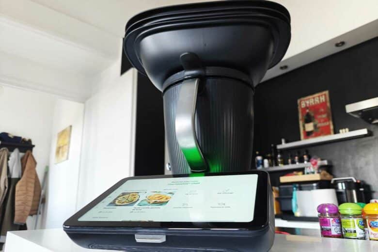 Un Thermomix TM7 sur le plan de travail.