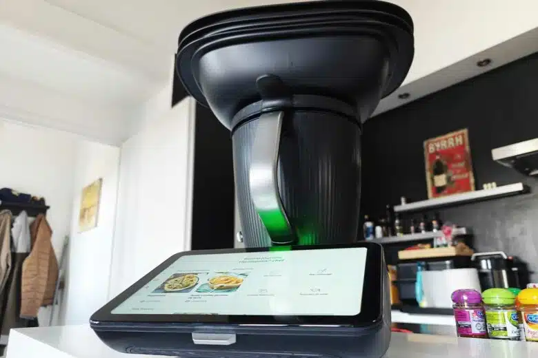 Un Thermomix TM7 sur le plan de travail.