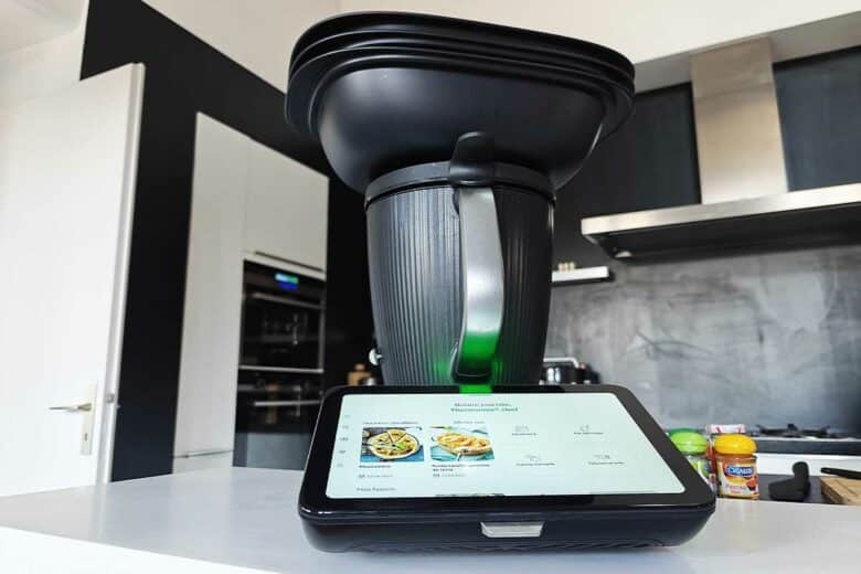 Un Thermomix TM7 sur le plan de travail de la cuisine.