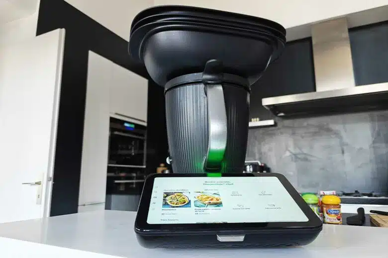 Un Thermomix TM7 sur le plan de travail de la cuisine.
