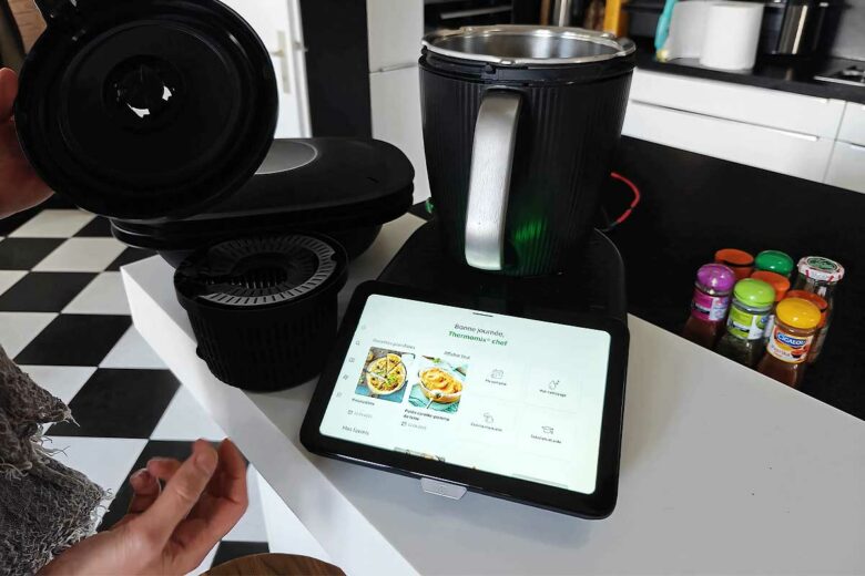 Le Thermomix TM7 avec son bol de cuisson ouvert.