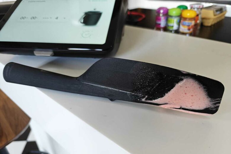 La spatule du TM7 sur un plan de travail.