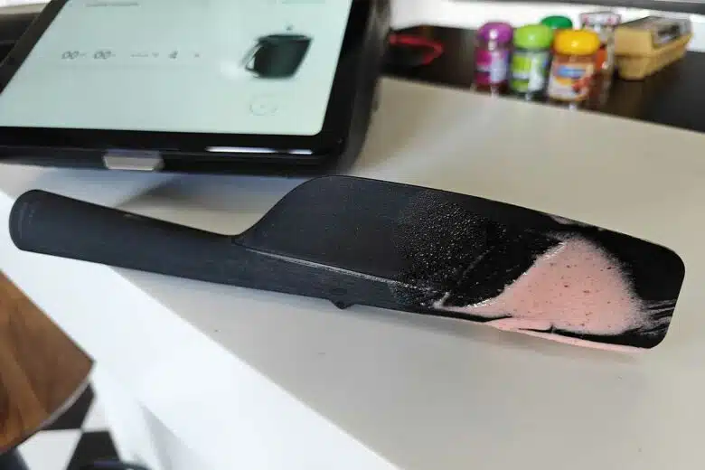 La spatule du TM7 sur un plan de travail.