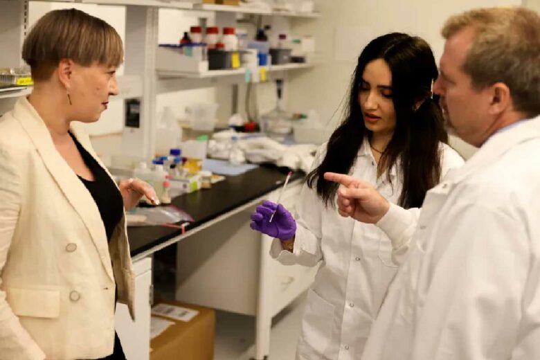 L'équipe Spikeless, de gauche à droite : Sasha Santos, Samin Yousefi et Dr. Johan Foster. Crédit photo : UBC