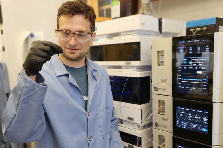 Un scientifique tient une éprouvette.