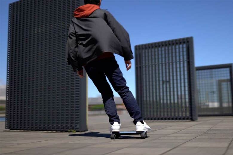 Un homme se déplace sur un Walkcar.