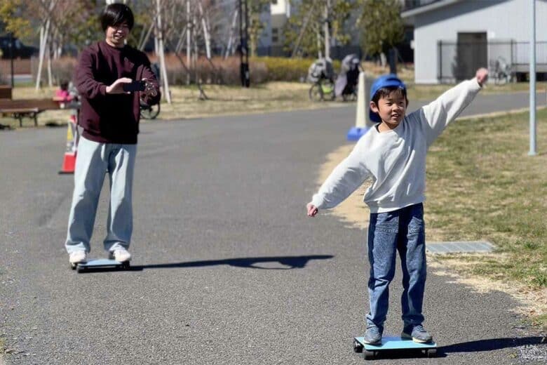 Un père et son fils qui se déplacent sur des Walkcars.