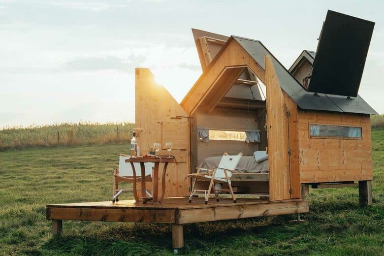 Une cabane Hut'Op au coucher de soleil.