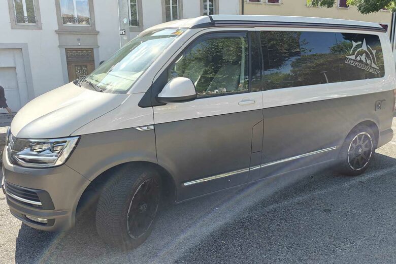 Un VW Transporter aménagé.