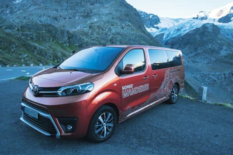 Un Toyota ProAce aménagé sur un parking de montagne.