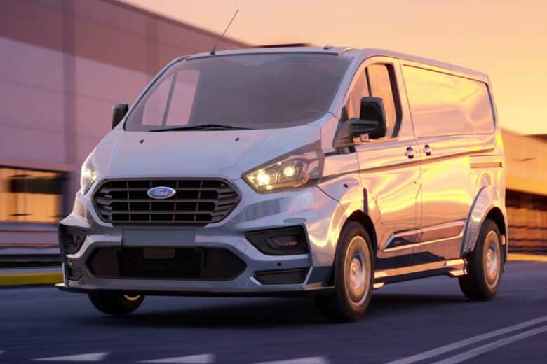 Un Ford Transit sur la route.