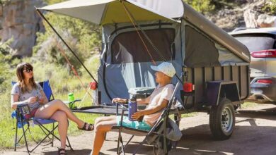 Une remorque de camping avec une tente à toit rigide.