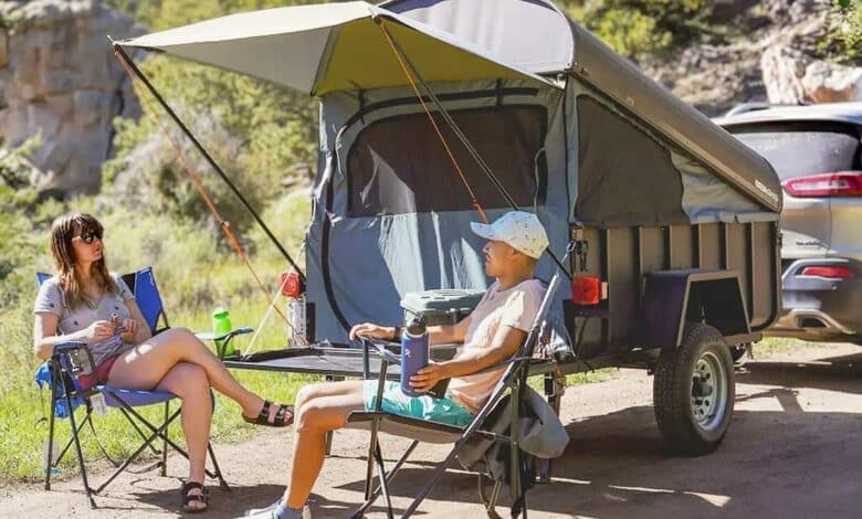 Une remorque de camping avec une tente à toit rigide.
