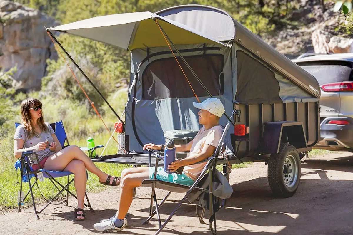 Une remorque de camping avec une tente à toit rigide.