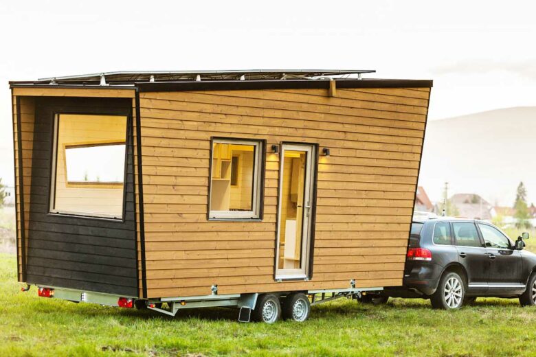 Une tiny house tractée par un véhicule.