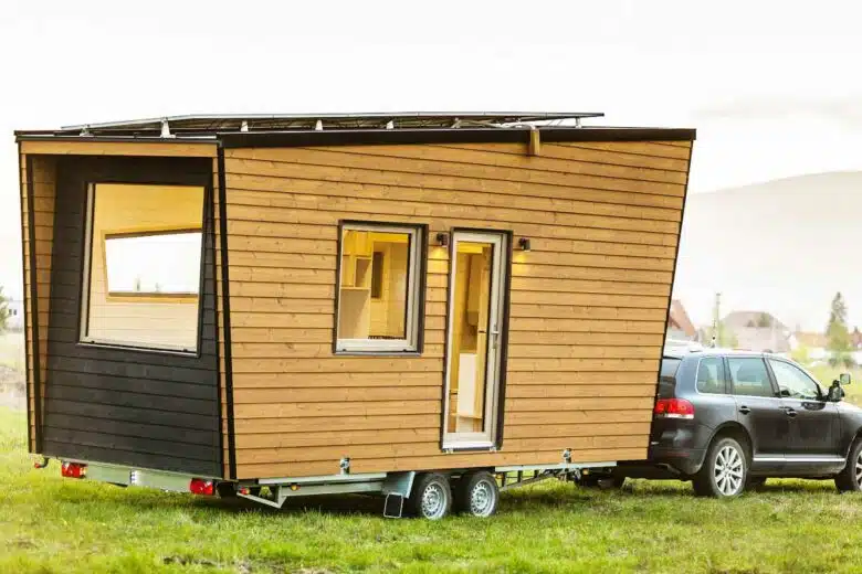 Une tiny house tractée par un véhicule.