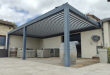 Une pergola bioclimatique installée sur une terrasse.