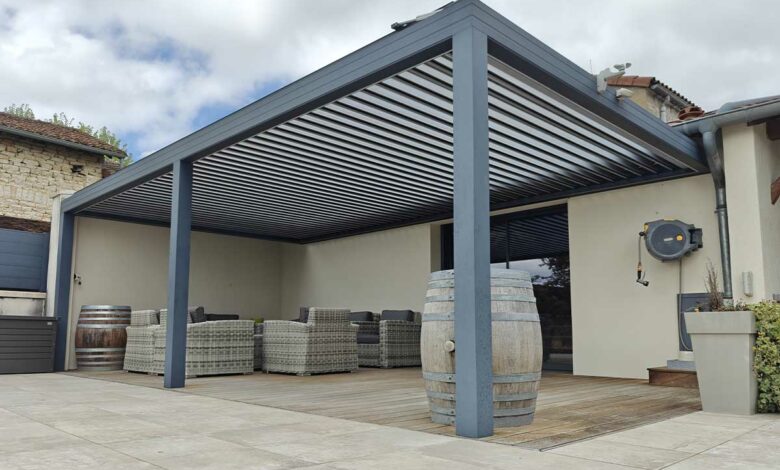 Une pergola bioclimatique installée sur une terrasse.