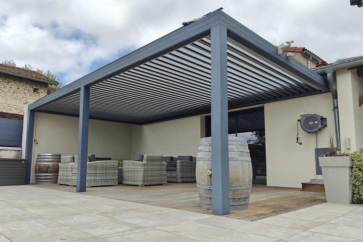 Une pergola bioclimatique installée sur une terrasse.