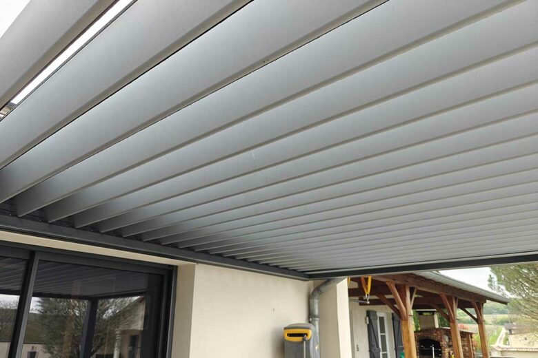 Des lames de pergola bioclimatique.