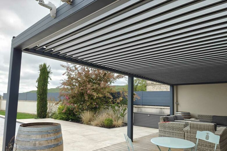 Une pergola pour avoir de l'ombre sur la terrasse.