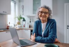 Une personne âgée devant son ordinateur.