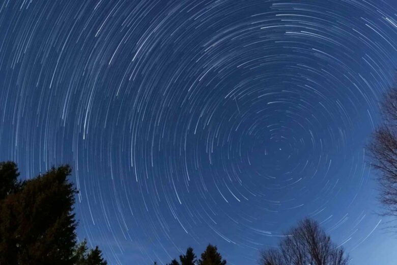 Mouvement des étoiles en exposition longue avec la rotation de la Terre.