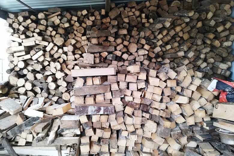Un tas de bois de chauffage.