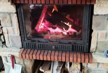 Une cheminée en fonctionnement.