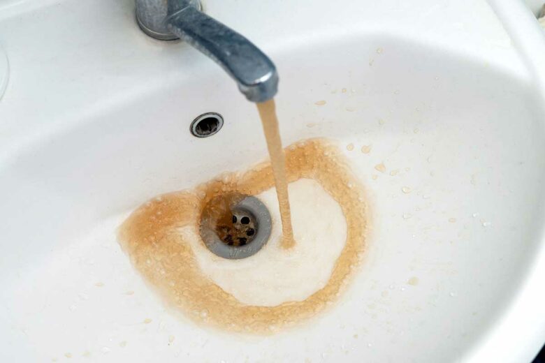 De l'eau impropre sort du robinet.