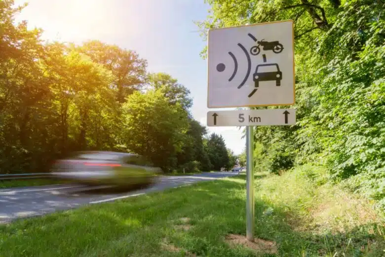 Panneau signalant une zone de contrôle radar.
