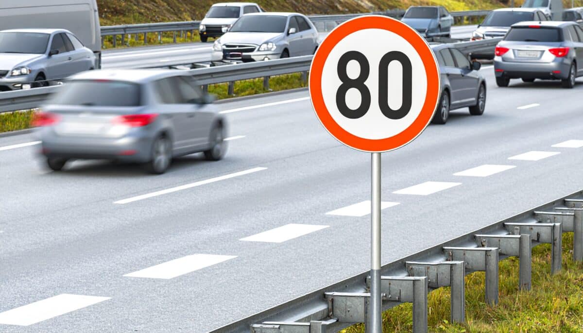 Une voie limitée à 80 km/h.