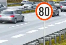 Une voie limitée à 80 km/h.