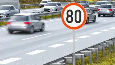 Une voie limitée à 80 km/h.