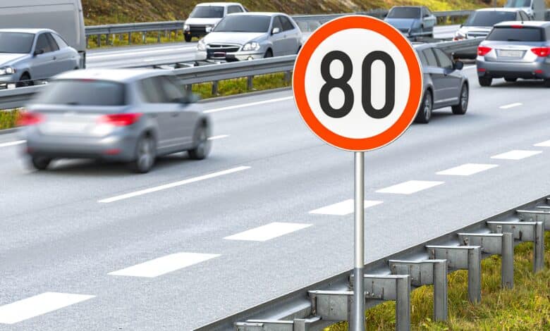 Une voie limitée à 80 km/h.