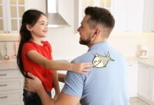 Une petite blagueuse colle un poisson d'avril.