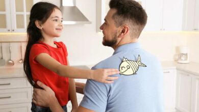 Une petite blagueuse colle un poisson d'avril.