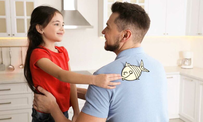 Une petite blagueuse colle un poisson d'avril.