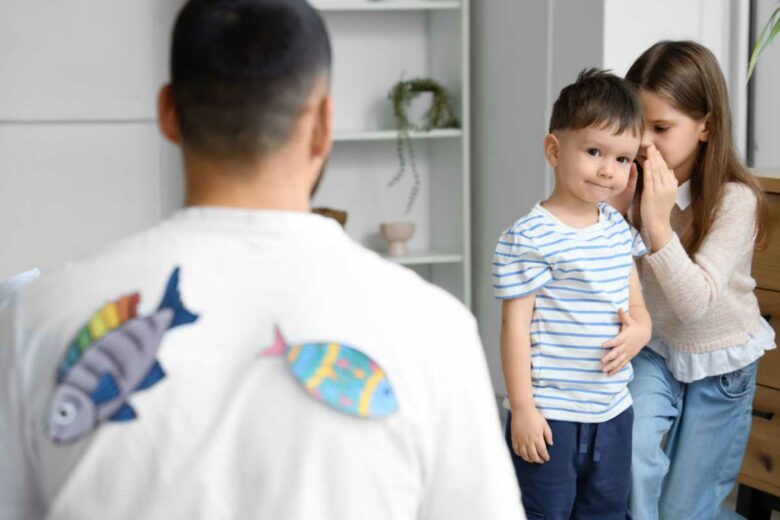 Des enfants ont collé un poisson d'avril sur le dos de leur père.